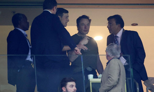 Tỷ phú Elon Musk thăm dò việc từ chức CEO Twitter