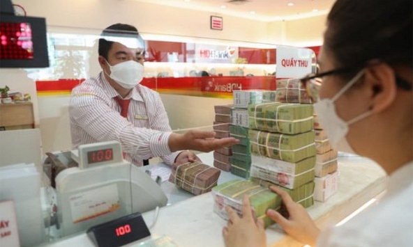 Lãi suất tăng cao, người dân đổ xô gửi tiền vào ngân hàng