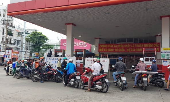 Giá xăng ngày mai dự báo tiếp tục giảm