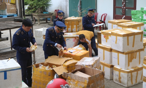 Hơn 6 tấn thực phẩm đã bốc mùi chở vào phía Nam tiêu thụ