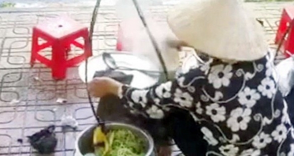 Phạt 2,5 triệu đồng với người đổ thức ăn thừa của khách vào nồi