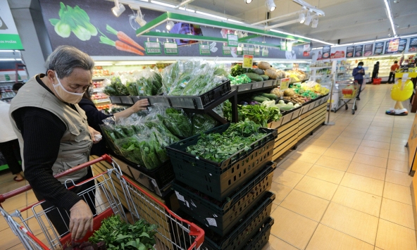 Nhiều siêu thị ồ ạt giảm giá kéo sức mua