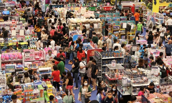 Người dân Singapore kéo nhau mua sắm trước khi tăng thuế hàng hóa