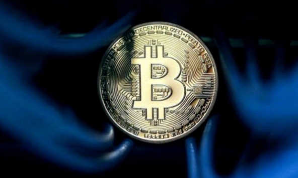 Bitcoin ảm đạm cuối năm, altcoin 'tắm máu'