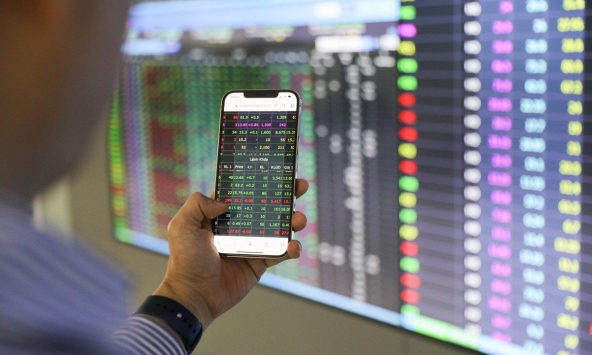 Thanh khoản hẹp vào cuối phiên khiến VN-Index mất hơn 6 điểm