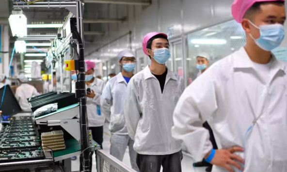 Sản xuất iPhone tại Trung Quốc tăng mạnh bất chấp những tai ương của COVID