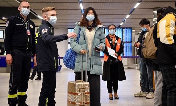 Pháp kêu gọi tất cả các nước EU xét nghiệm COVID đối với du khách đến từ Trung Quốc