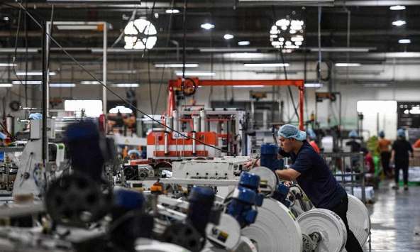 Các nhà máy châu Á vẫn chịu áp lực khi nhu cầu toàn cầu chậm lại