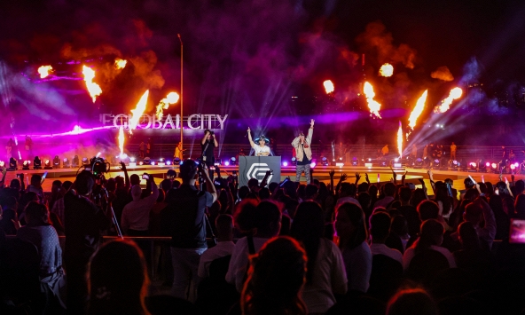 Trung tâm mới rực sáng pháo hoa và nhạc nước đón năm mới