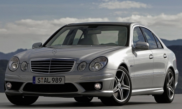 Triệu hồi kỷ lục gần 124 nghìn chiếc Mercedes-Benz vì lỗi cửa sổ trời