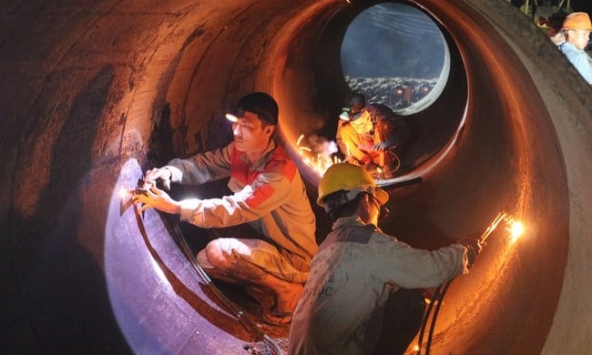 Vụ bé trai lọt trụ sâu 35m: Xuyên đêm lồng ống thép