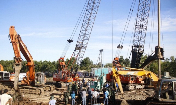 Vụ bé trai lọt xuống trụ bê tông sâu 35m: Nạn nhân đã tử vong, vẫn chưa rút được trụ