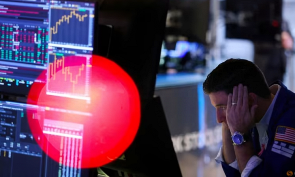 Phố Wall bắt đầu một năm với sự sụt giảm với lực cản từ Tesla và Apple