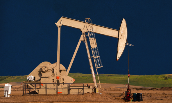 Giá xăng dầu ngày 4/1: Dầu thô suy yếu do lo ngại nguồn cung