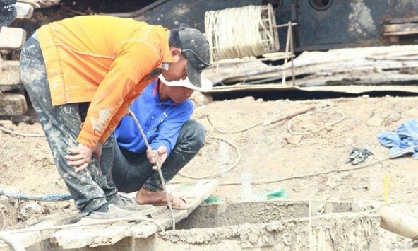 Vụ bé trai lọt trụ sâu 35m: Mất khoảng 2 giờ cẩu cọc bê tông