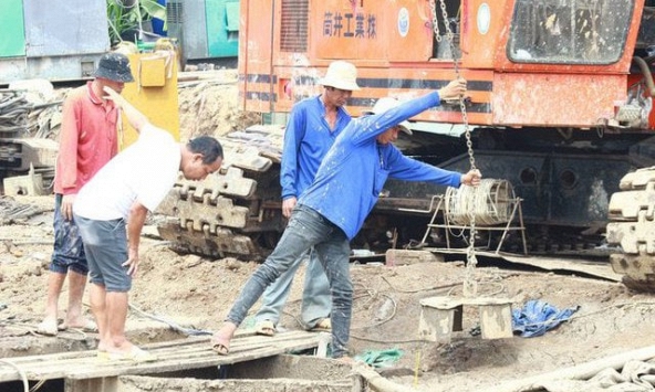 Vụ bé 10 tuổi rơi xuống ruột trụ bê tông 35 mét: Mời chuyên gia Nhật hỗ trợ