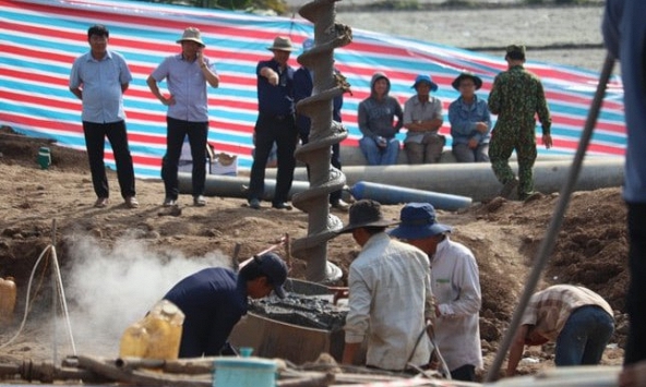 Sau vụ bé trai rơi trụ bê tông, siết an toàn lao động công trình xây dựng tại TP.HCM và Đồng Tháp