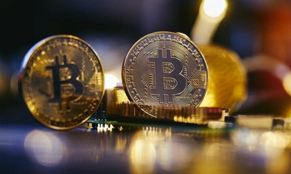 Bitcoin tăng vọt, chạm ngưỡng 17.000 USD