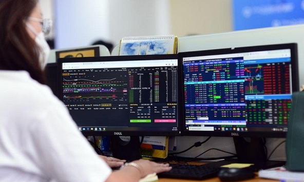 Nhóm trụ cột Bluechip vẫn là điểm tựa giúp VN-Index lấy lại sắc xanh