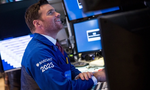 Chứng khoán thế giới tăng, chờ đợi quyết định tăng lãi suất tiếp theo của Fed