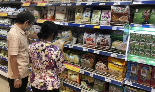 Giá lá dong, nếp, đậu và các loại nguyên vật liệu làm bánh tăng