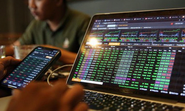 Nhóm chứng khoán tăng, VN-Index kết phiên trong sắc xanh