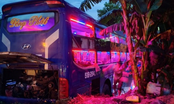 Hành khách trộm điện thoại tài xế, giật vô lăng khiến xe giường nằm lao xuống kênh