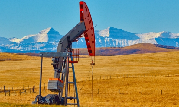 Giá dầu thô bật tăng do nguồn cung bị thắt chặt