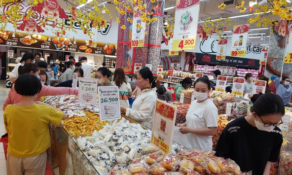 Siêu thị đồng loạt kích cầu giảm giá, mở cửa xuyên Tết