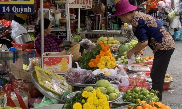 Nhộn nhịp thị trường đồ cúng ông Công, ông Táo