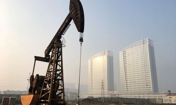 Giá xăng dầu ngày 14/1: Dầu thô duy trì ở mức cao