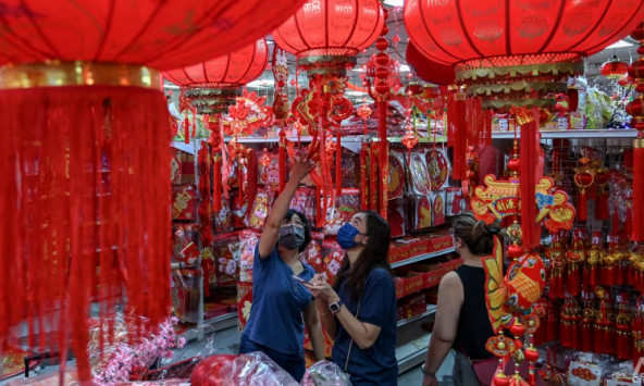 Lạm phát dự kiến sẽ làm giảm chi tiêu ở Malaysia trước Tết Nguyên đán