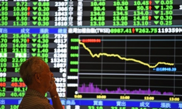 Có cổ phiếu ngân hàng làm 'trụ đỡ', VN-Index giữ sắc xanh