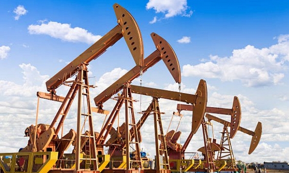 Giá xăng dầu ngày 16/1: Dầu thô duy trì ổn định