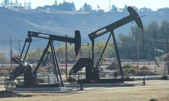 Giá xăng dầu ngày 17/1: Dầu thô suy yếu