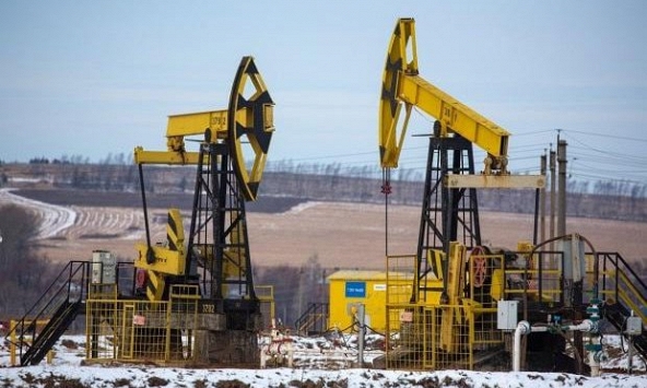 Giá xăng dầu ngày 19/1: Dầu thô duy trì ở mức cao