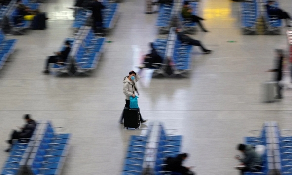 Nhiều người Trung Quốc ở trong tình thế 'tiến thoái lưỡng nan' khi về quê ăn Tết vì COVID