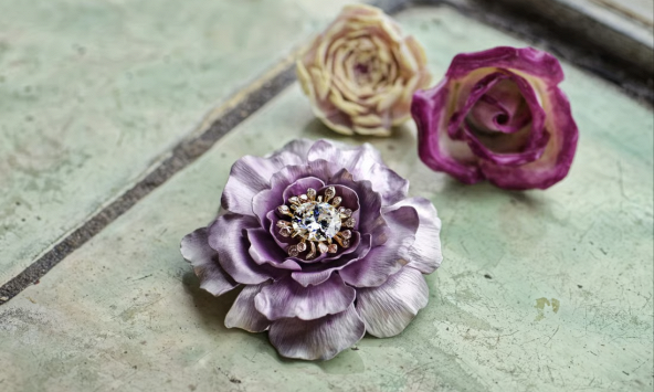 Vì sao thợ kim hoàn cao cấp yêu thích kim loại rẻ và màu sắc đậm?