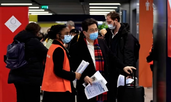 Pháp gia hạn quy định xét nghiệm COVID-19 đối với du khách đến từ Trung Quốc

