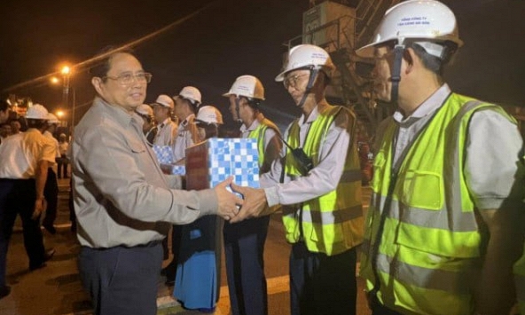 Thủ tướng phát lệnh xuất khẩu lô hàng đầu năm tại Tân Cảng Cát Lái