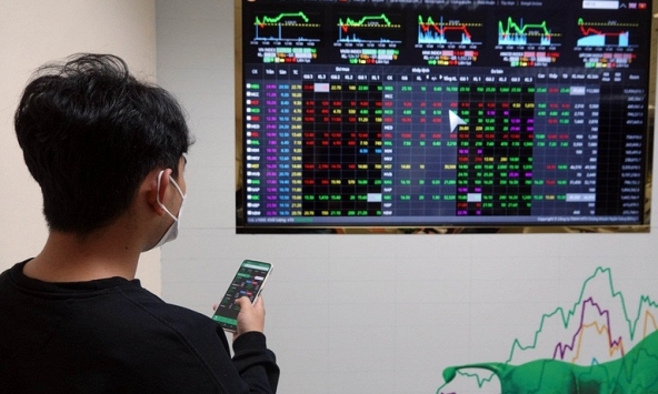 Thanh khoản tăng vọt, VN-Index vượt mốc 1.100 điểm