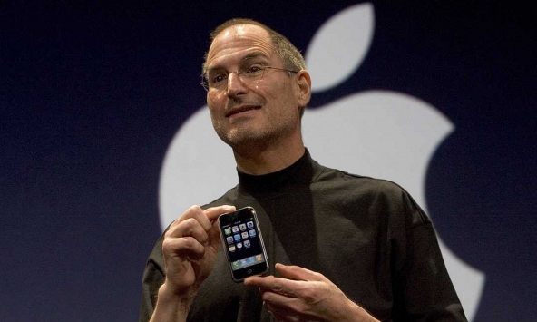 Chiếc iPhone đầu tiên được bán đấu giá với hy vọng kiếm được 50.000 USD