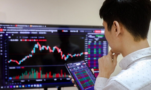 Thanh khoản tiếp tục sụt giảm, VN-Index hạ nhiệt phiên cuối tuần