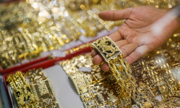 Giá vàng thế giới tiếp tục lao dốc