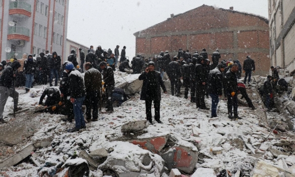 Lực lượng cứu hộ nỗ lực tìm kiến nạn nhân trận 'siêu động đất' ở Thổ Nhĩ Kỳ