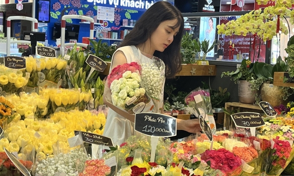 Quà Valentine vào mùa, nhiều siêu thị ồ ạt giảm giá kéo sức mua