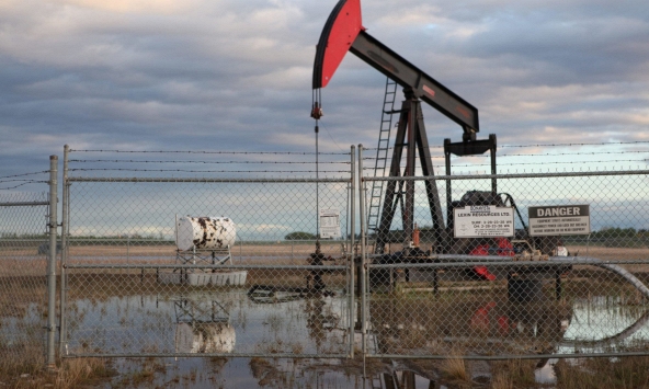 Giá xăng dầu ngày 15/2: Dầu thô chưa ngắt đà giảm