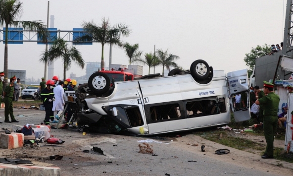 Xe khách lật nhiều vòng sau khi tông xe tải ở Quảng Nam, 8 người tử vong