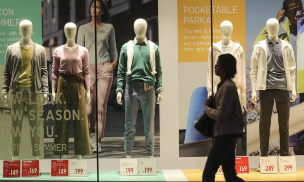 Uniqlo tăng 24% lương cho nhân viên tại Hồng Kông