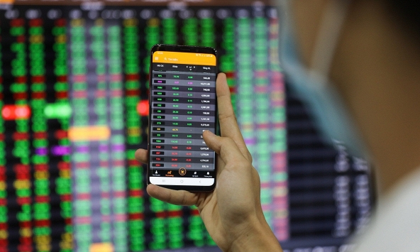 Cổ phiếu chứng khoán phục hồi, giao dịch tích cực về cuối phiên